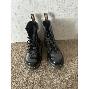 Doc Martens 1460 WOMEN'S PATENT LEATHER LACE UP BOOTS - 7W